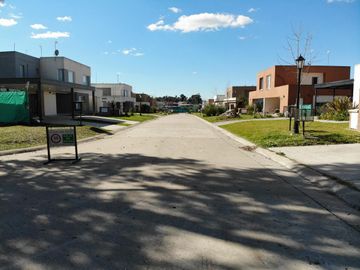 Casa con pileta en San Ramon Pilar del Este