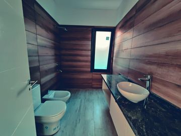 Casa con pileta en San Ramon Pilar del Este