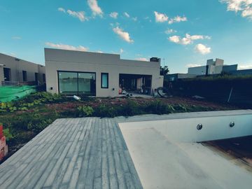 Casa con pileta en San Ramon Pilar del Este