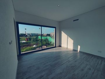Casa con pileta en San Ramon Pilar del Este