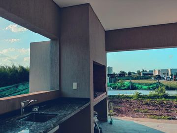 Casa con pileta en San Ramon Pilar del Este