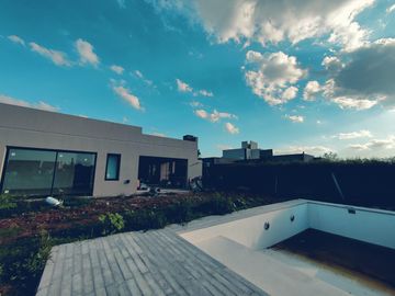 Casa con pileta en San Ramon Pilar del Este
