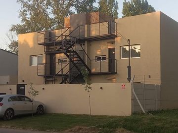 Departamento en venta 3 amb. con Jardin a 3 cuadras de panamericana.