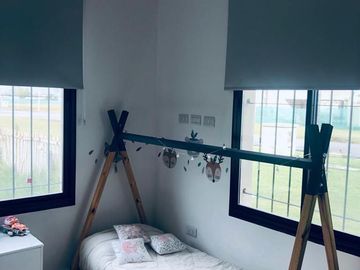 Casa en venta - 3 dormitorios 4 baños - 225mts2 - Coronel Brandsen