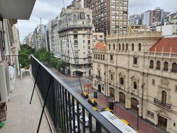 Exclusivo departamento frente al Cervantes. 4 dormitorios! Cochera, dependencia, y baulera.