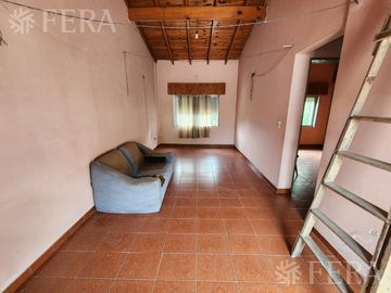 Venta casa para dos familias de 6 ambientes con amplio fondo en  Berazategui