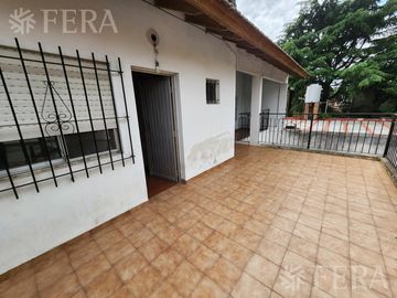 Venta casa para dos familias de 6 ambientes con amplio fondo en  Berazategui