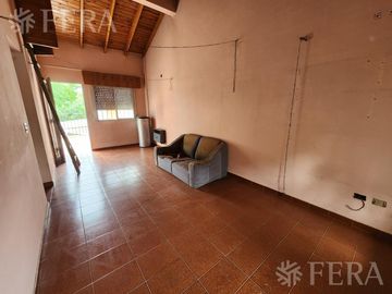 Venta casa para dos familias de 6 ambientes con amplio fondo en  Berazategui
