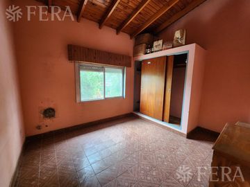 Venta casa para dos familias de 6 ambientes con amplio fondo en  Berazategui