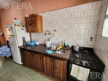 Venta casa para dos familias de 6 ambientes con amplio fondo en  Berazategui