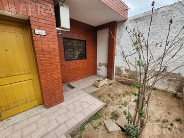 Venta casa para dos familias de 6 ambientes con amplio fondo en  Berazategui