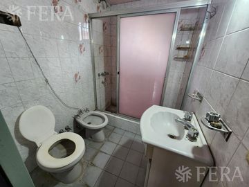Venta casa para dos familias de 6 ambientes con amplio fondo en  Berazategui
