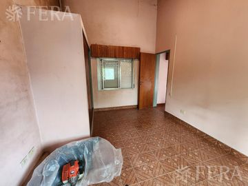 Venta casa para dos familias de 6 ambientes con amplio fondo en  Berazategui