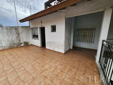 Venta casa para dos familias de 6 ambientes con amplio fondo en  Berazategui