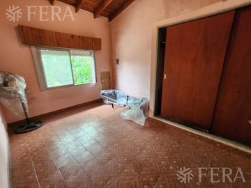 Venta casa para dos familias de 6 ambientes con amplio fondo en  Berazategui