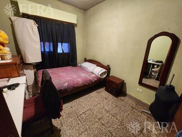 Venta casa para dos familias de 6 ambientes con amplio fondo en  Berazategui