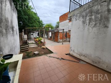 Venta casa para dos familias de 6 ambientes con amplio fondo en  Berazategui