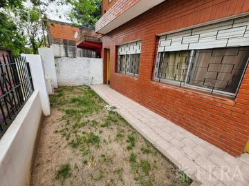 Venta casa para dos familias de 6 ambientes con amplio fondo en  Berazategui