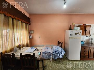 Venta casa para dos familias de 6 ambientes con amplio fondo en  Berazategui