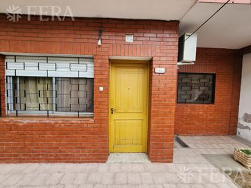 Venta casa para dos familias de 6 ambientes con amplio fondo en  Berazategui