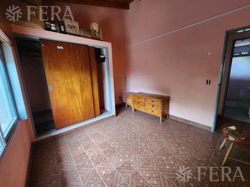 Venta casa para dos familias de 6 ambientes con amplio fondo en  Berazategui