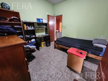 Venta casa para dos familias de 6 ambientes con amplio fondo en  Berazategui