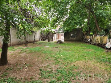Venta casa para dos familias de 6 ambientes con amplio fondo en  Berazategui