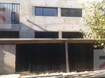 Duplex de 3 Dormitorios, con cochera y Jardin con parilla.