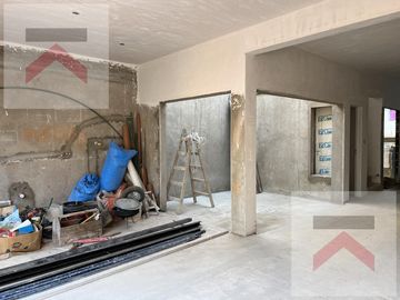 Duplex de 3 Dormitorios, con cochera y Jardin con parilla.