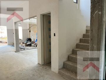 Duplex de 3 Dormitorios, con cochera y Jardin con parilla.