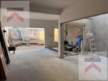 Duplex de 3 Dormitorios, con cochera y Jardin con parilla.