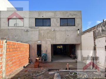 Duplex de 3 Dormitorios, con cochera y Jardin con parilla.