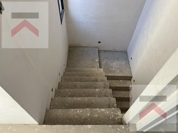 Duplex de 3 Dormitorios, con cochera y Jardin con parilla.