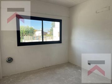 Duplex de 3 Dormitorios, con cochera y Jardin con parilla.
