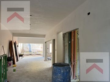 Duplex de 3 Dormitorios, con cochera y Jardin con parilla.