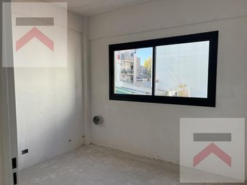 Duplex de 3 Dormitorios, con cochera y Jardin con parilla.