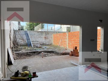 Duplex de 3 Dormitorios, con cochera y Jardin con parilla.
