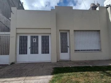 Casa en venta - 2 Dormitorios 1 Baño - Cochera - 200Mts2 - Tolosa