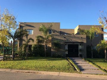 Magnífica Casa  en Venta en Buenos Aires Village  - Bella Vista