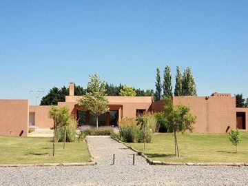 Magnífica Casa  en Venta en Buenos Aires Village  - Bella Vista