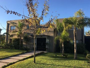 Magnífica Casa  en Venta en Buenos Aires Village  - Bella Vista