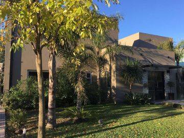 Magnífica Casa  en Venta en Buenos Aires Village  - Bella Vista