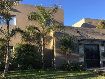 Magnífica Casa  en Venta en Buenos Aires Village  - Bella Vista