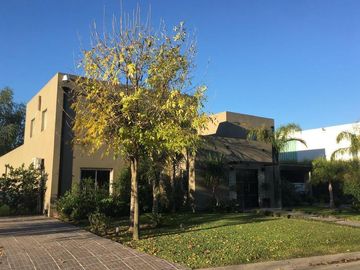 Magnífica Casa  en Venta en Buenos Aires Village  - Bella Vista
