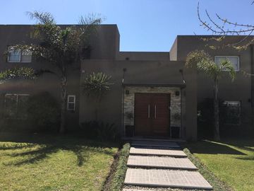 Magnífica Casa  en Venta en Buenos Aires Village  - Bella Vista
