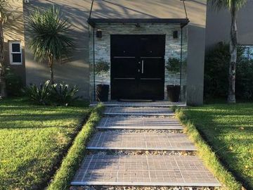 Magnífica Casa  en Venta en Buenos Aires Village  - Bella Vista
