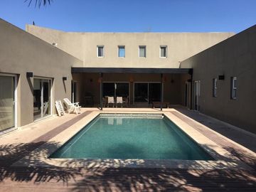 Magnífica Casa  en Venta en Buenos Aires Village  - Bella Vista