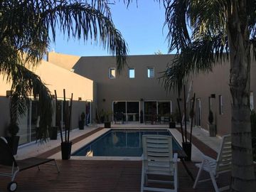 Magnífica Casa  en Venta en Buenos Aires Village  - Bella Vista