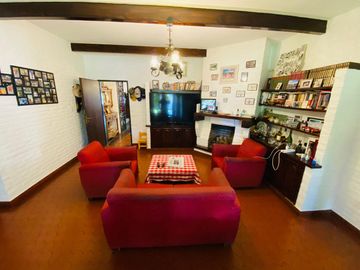 Amplia casa estilo colonial en venta con parque y piscina en Castelar Norte