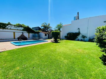 Amplia casa estilo colonial en venta con parque y piscina en Castelar Norte